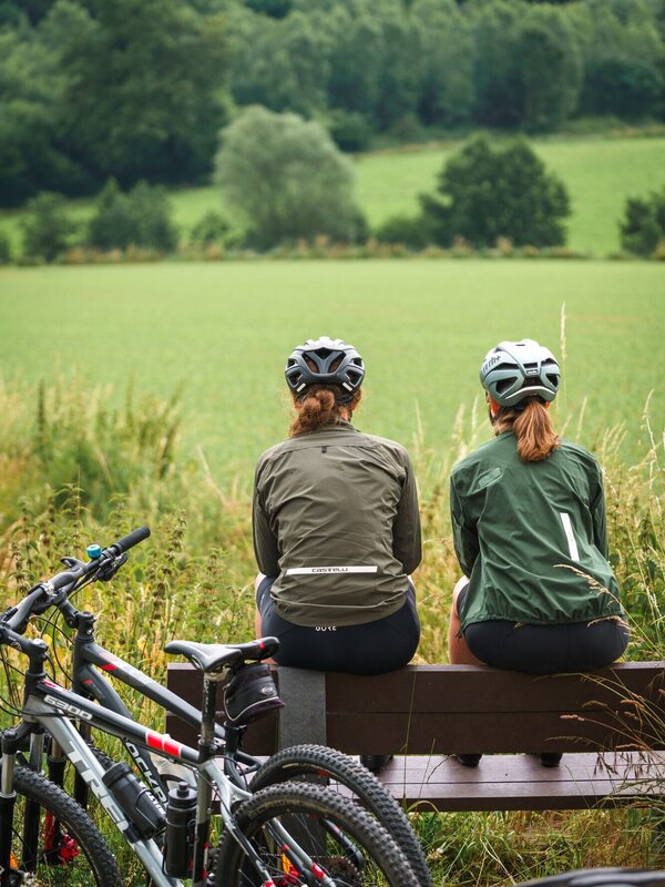 twee wielrenners kijken naar het uitzicht in de Vlaamse Ardennen