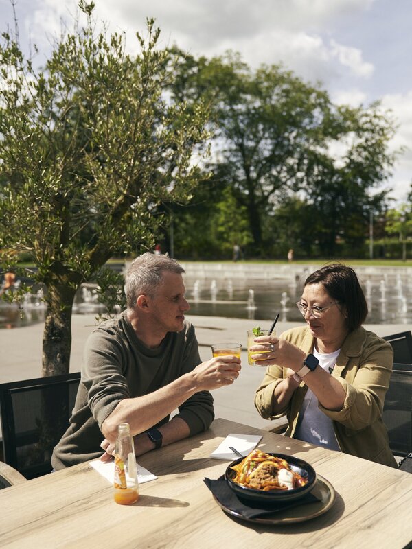 Twee wandelaars pauzeren op het terras van het Zomerhuis tijdens de Niemandsland wandelroute